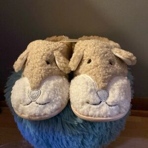 BRAND NEW WOMANS SLIPPERS SIZE LARGE 9-10! NWT! SMOKE FRREE.